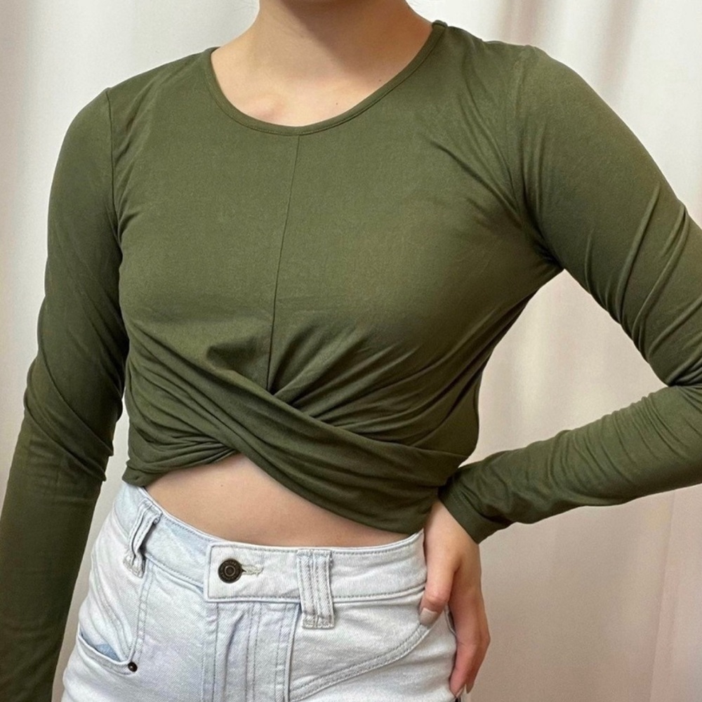 NWOT Green Long Sleeve Twist Front Crop Top Long Sleeve Shirt Size Medium